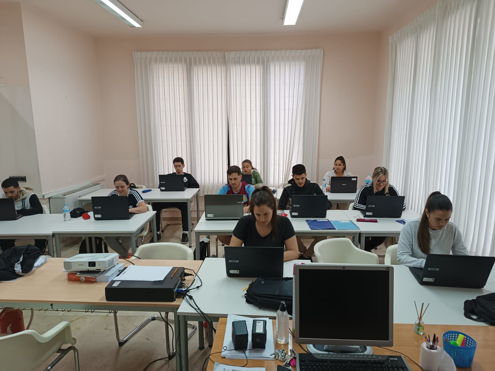 Alumnos realizando un curso del SEF de formación para el empleo