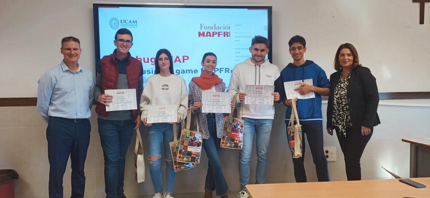 Estudiantes de ADE de la Universidad Católica celebrando el triunfo en el 'BugaMAP'