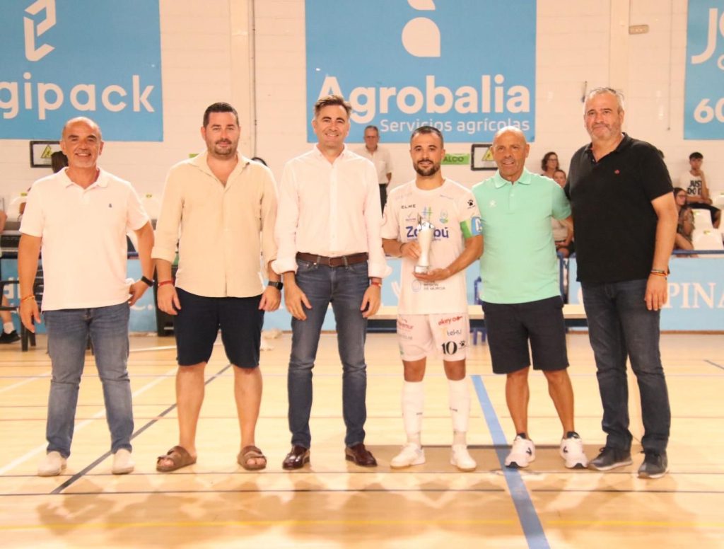 Equipo de fútbol sala celebrando la victoria